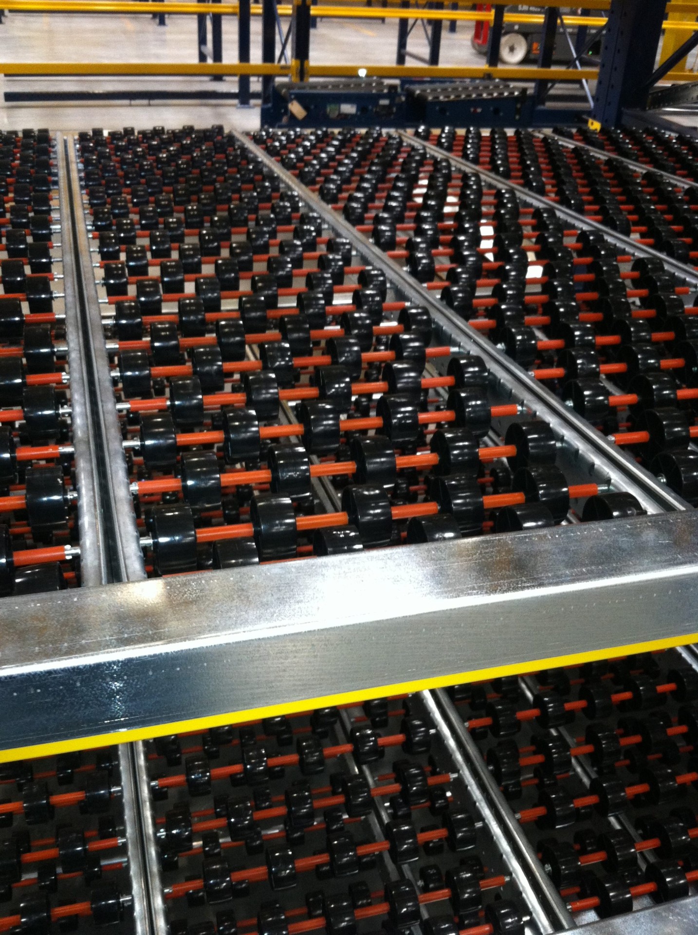Carton flow rack with gravity wheel beds