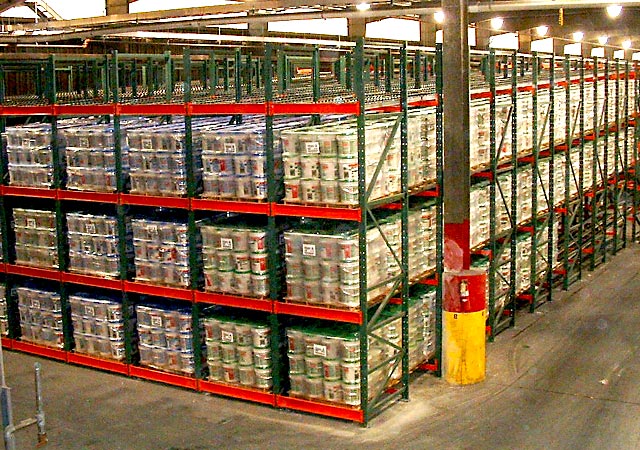 Pallet flow rack system in a distribution center