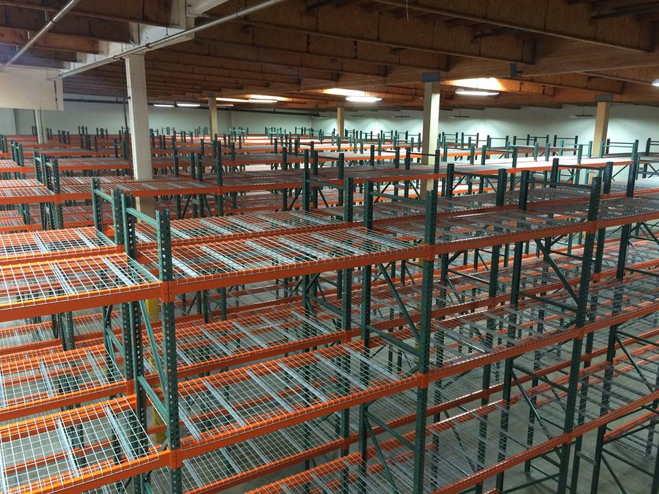 Selective pallet rack aisle with multiple beam levels